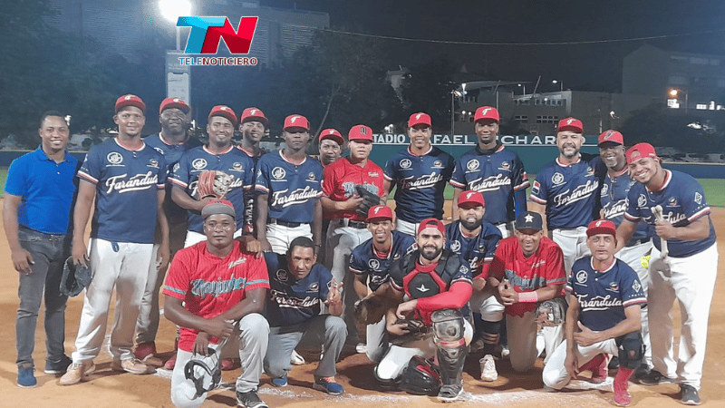 Centro, Farándula, Codia y Juan Marichal en la semifinal del softbol BB del DN