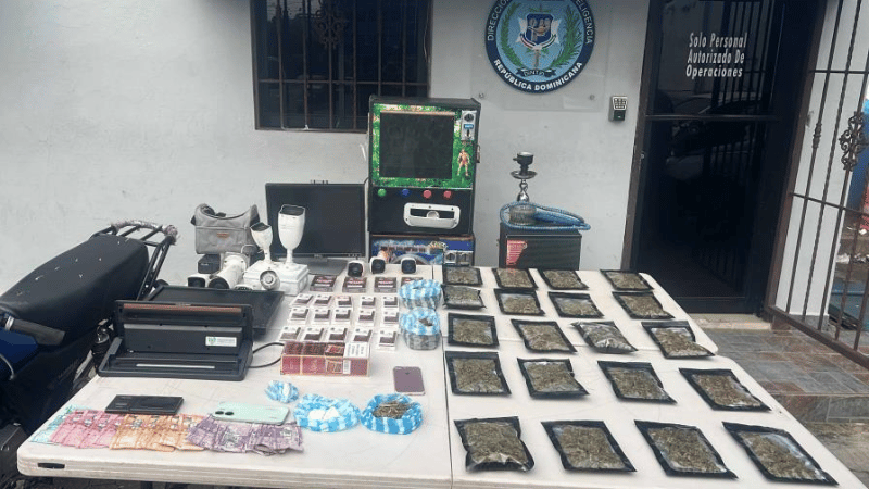 Policía Nacional captura a dos presuntos delincuentes y confisca drogas y armas en operativo en Ensanche Capotillo