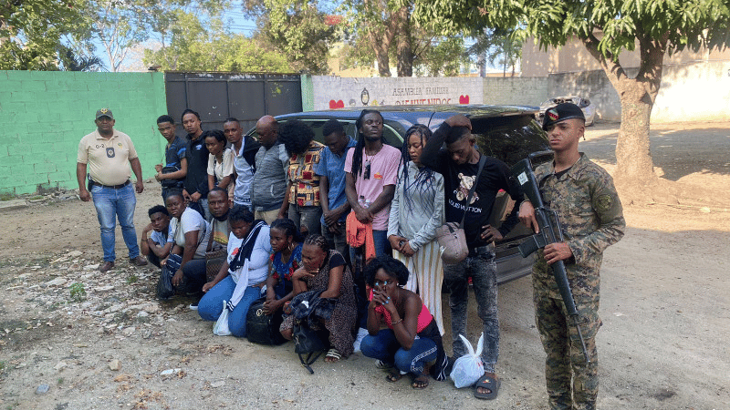 Detienen a dominicano por transportar 19 haitianos en estado migratorio irregular