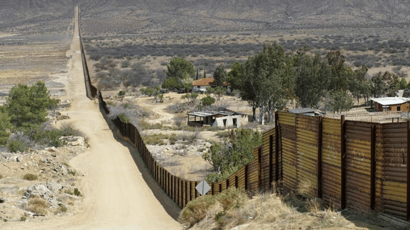 Drástica caída en detenciones de inmigrantes en la frontera sur de EE.UU.